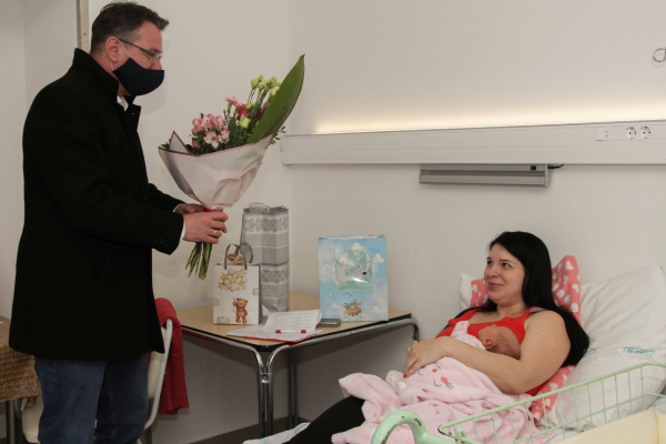 Az újévi babákat köszöntötték a Markhot Ferenc Kórházban