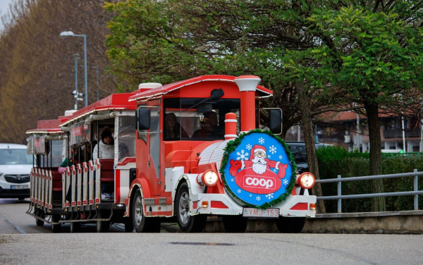  Coop Mikulás vonat zakatolt a kórház udvarán!