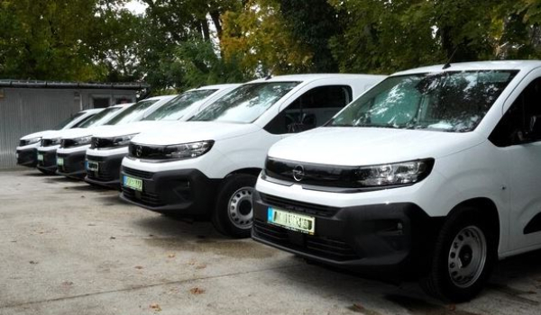 Negyvenhárom elektromos autóval segíti a kórházakat az OKFŐ