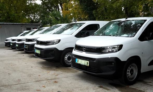 Negyvenhárom elektromos autóval segíti a kórházakat az OKFŐ