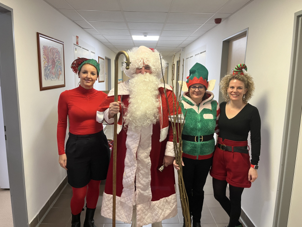 Megérkezett intézményünk Mikulása is kedves és csinos kísérőivel!