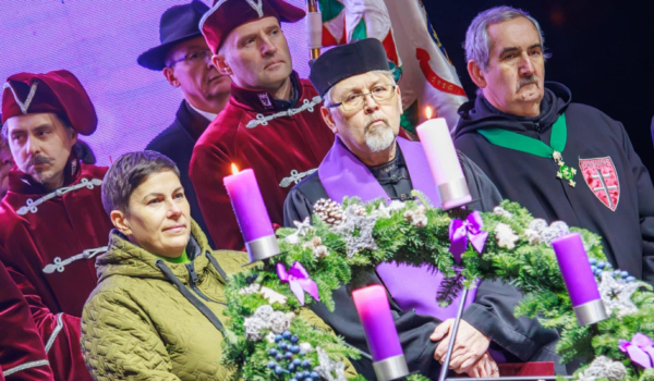 Dr. Stankovics Éva főigazgató gyújtotta meg az Öröm gyertyáját !