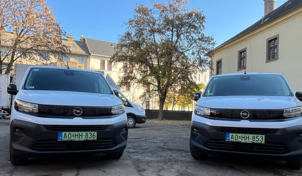 Két elektromos autó érkezett a Heves Vármegyei Markhot Ferenc Kórházba