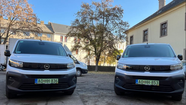 Két elektromos autó érkezett a Heves Vármegyei Markhot Ferenc Kórházba