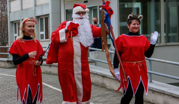 Tűzoltó Mikulás a Gyermekosztályon
