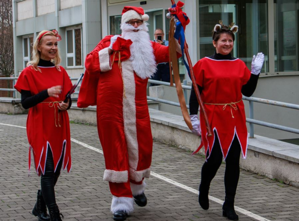 Tűzoltó Mikulás a Gyermekosztályon