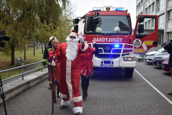 MEGÉRKEZETT A TŰZOLTÓ MIKULÁS A GYERMEKOSZTÁLYRA