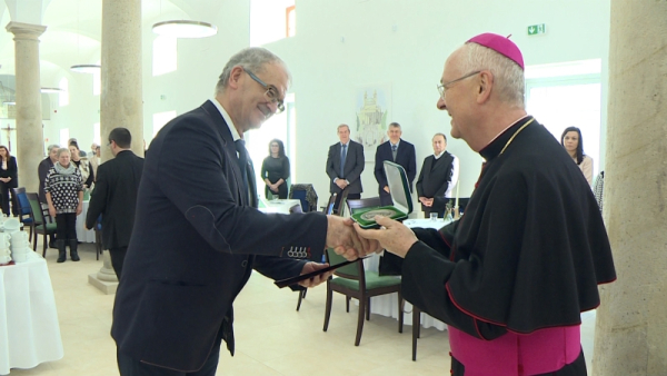 Hanis Béla főorvos kapta az Egri Főegyházmegye idei Pyrker-díját